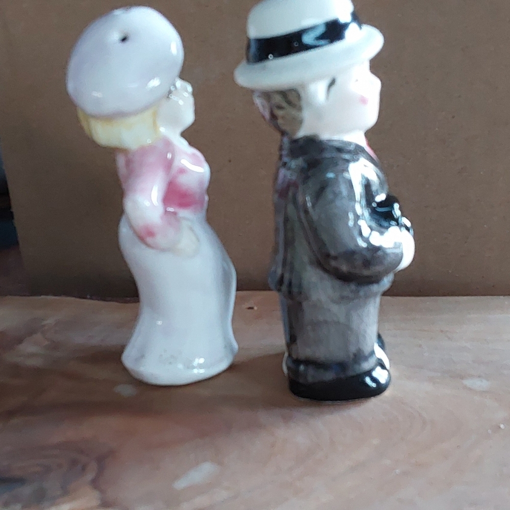 VINTAGE ENESCO BONNIE & CLYDE SALT & PEPPER SHAKERS - Picture 4 of 5